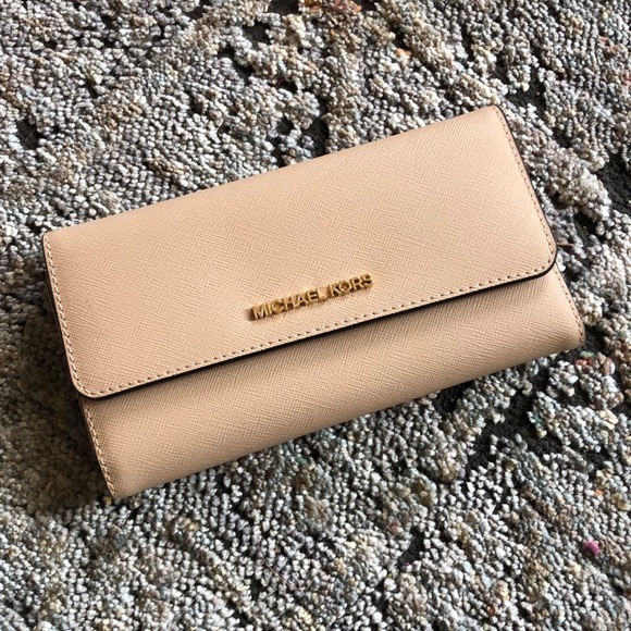 Michael Kors Handbags - 💥NWT Michael Kors Jet Set Travel Wallet